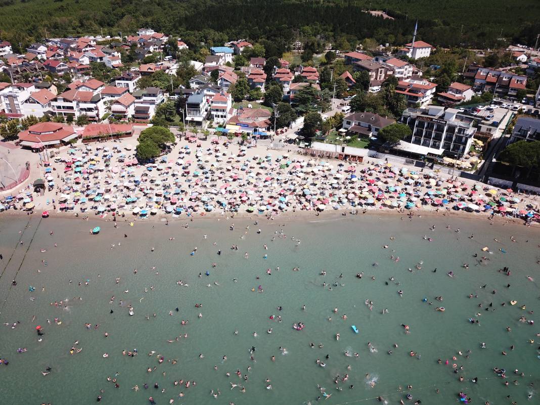 Plajda şemsiye koyacak yer kalmadı! Akdeniz’in pabucu dama atılıyor 8